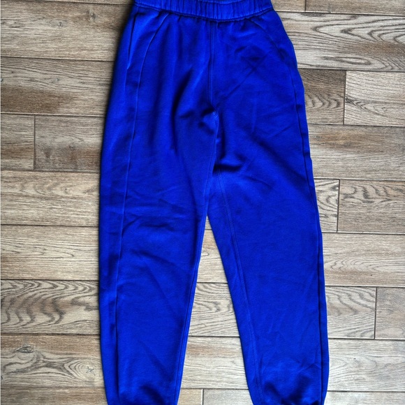 Lululemon Scuba Mid-Rise Oversized Jogger
Regular XS Royal Blue/Riverside Color - Picture 8 of 16